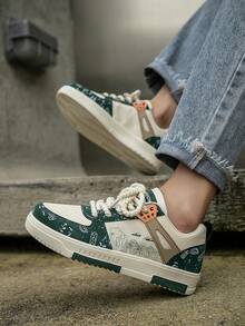 男士小眾拼接對比色前繫帶平底休閒運動鞋，百搭隨機印花圖案舒適街頭風情侶運動鞋 - 米綠 - 查看 10