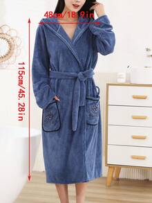 1件女款珊瑚絨刺繡法蘭絨長款連帽睡袍，玫瑰口袋、繫帶腰部、連帽領、長袖 - 寶藍色 - 查看 8