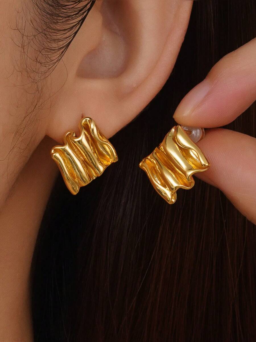 1pc European & American Niche Style Liquid Wave Pleated Stud Earrings, Copper Plated Gold High Gloss 3D U-Shaped Half-Hoop Earrings, Elegant Versatile Commute Party Elegant Jewelry