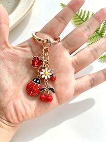 Gantungan Kunci Kumbang, Bunga Daisy, dan Ceri Paduan Logam Motif Tetesan Minyak, Gantungan Tas Lucu, Gantungan Kunci Kumbang Tujuh Titik, Liontin Kombinasi Berlian Imitasi Hati, Bunga Daisy, Ceri, dan Batu Permata, Gantungan Tas Feminin, Cocok untuk Dekorasi Tas Ransel, Ornamen Tas Sehari-hari, Hadiah Pesta Liburan, Hadiah Kembali ke Sekolah, Gantungan Kunci Wanita, Gantungan Kunci Mobil, Bahan Pembuatan Gantungan Kunci, Gantungan Kunci Pria, Gantungan Kunci Hiasan Tas Ransel, Gantungan Kunci, Liontin Gantungan Kunci, Dompet Koin Gantungan Kunci, Gantungan Kunci Massal, Set Gantungan Kunci, Aksesoris Gantungan Kunci - MultiWarna - View 4