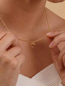 1 buah Kalung Proyeksi Manik Bulat Indah yang Disesuaikan dengan Desain Tersembunyi, Liontin dengan Chip Foto Mikro Terintegrasi untuk Membawa Kenangan Anda, Pengerjaan Berlapis Emas Tahan Lama dan Tahan Pudar, Rantai Kotak Halus Ringan dan Nyaman di Leher, Serbaguna dan Abadi untuk Pemakaian Sehari-hari. Gaya Keseluruhan Minimalis dan Sederhana, Dapat Disesuaikan dengan Gambar Keluarga, Pasangan, atau Hewan Peliharaan, Cocok untuk Hadiah Ulang Tahun dan Hari Ibu. Desain Romantis yang Elegan untuk Selera Khusus. - Gaya 3 - View 9