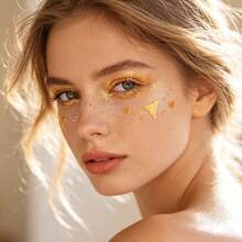 8 Peças Tatuagens Temporárias Metálicas Douradas de Sardas para Rosto, Adesivos Brilhantes de Coração, Lábio e Estrela para Rosto, Tatuagens de Transferência de Sardas com Glitter à Prova d'Água para Maquiagem de Festival, Rave, Festa e Fantasia de Halloween - Dourado - Visão 4