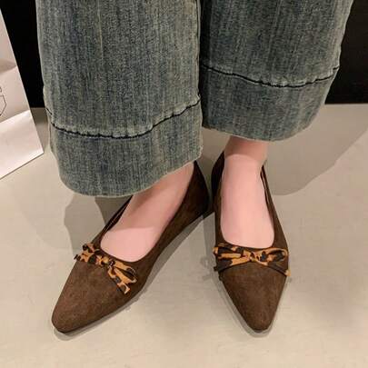 Zapatos planos de ante para mujer de estilo retro, modernos y bonitos; con puntera fina, diseño con cordones y estampado de leopardo, de estilo francés, únicos en su género.