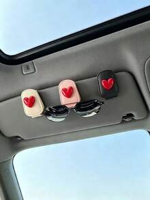 Clipe de Óculos de Moda para Carro com Coração Vermelho Doce & Fresco, Suporte de Óculos de Moda com Visor Solar de Couro Antiderrapante, Decoração de Interior de Carro Altamente Atraente - Coração - Visão 2