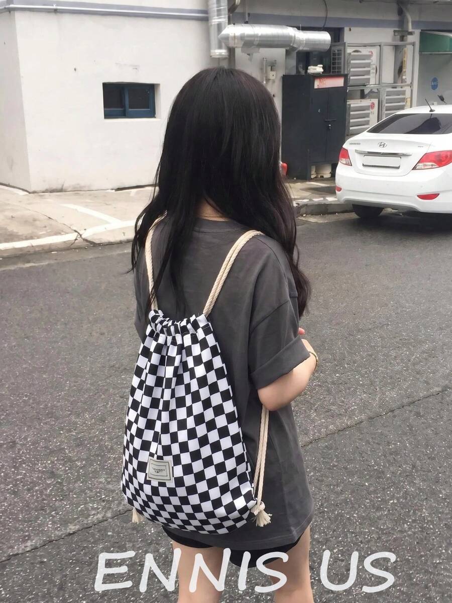 黑白棋盤格運動多功能抽繩背包,輕量休閒束口包,適合日常通勤、運動、海灘與旅行,返校季女款時尚可愛背包 - 黑與白 - 查看 1