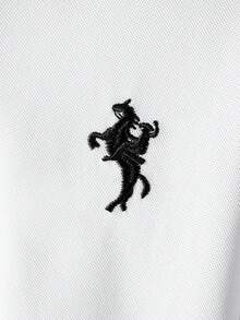 年轻男孩经典学院风骑士刺绣白色长袖 Polo 衫，适合日常穿着、旅行、聚会、户外活动 - 白色 - 查看 6