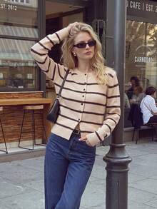 Cardigan Rajut Garis-Garis Vintage Minimalis, Dasar Beige dengan Garis-Garis Horizontal Cokelat Tua, Tekstur Ribbed Vertikal di Seluruh Permukaan, Leher Bulat - Aprikot - View 8