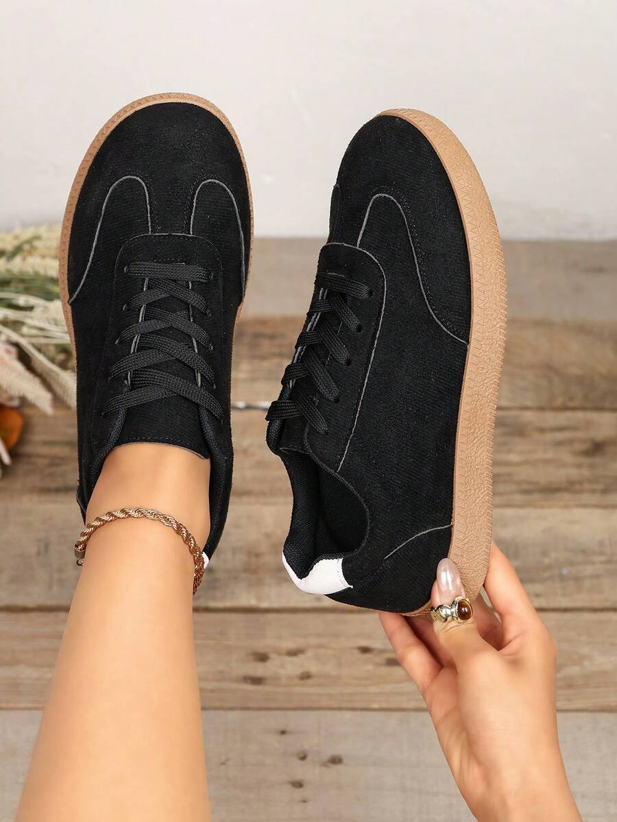 Zapatillas deportivas de pana negra con cordones para mujer, detalle de talón blanco, suela de goma, estilo retro de caña baja, casuales para caminar y entrenar - Negro - Ver 1