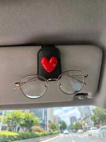 Clipe de Óculos de Moda para Carro com Coração Vermelho Doce & Fresco, Suporte de Óculos de Moda com Visor Solar de Couro Antiderrapante, Decoração de Interior de Carro Altamente Atraente - Coração - Visão 5
