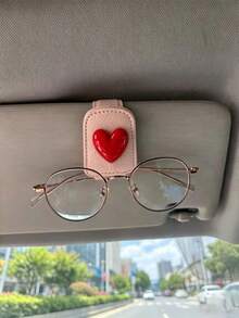 Clipe de Óculos de Moda para Carro com Coração Vermelho Doce & Fresco, Suporte de Óculos de Moda com Visor Solar de Couro Antiderrapante, Decoração de Interior de Carro Altamente Atraente - Coração - Visão 6