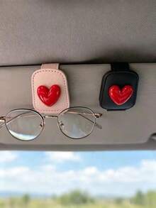 Clipe de Óculos de Moda para Carro com Coração Vermelho Doce & Fresco, Suporte de Óculos de Moda com Visor Solar de Couro Antiderrapante, Decoração de Interior de Carro Altamente Atraente - Coração - Visão 4