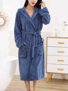 1件女款珊瑚絨刺繡法蘭絨長款連帽睡袍，玫瑰口袋、繫帶腰部、連帽領、長袖 - 寶藍色 - 查看 2