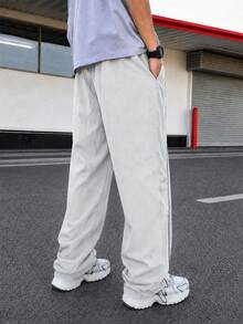 淺灰色男士運動長褲，寬鬆版型，健身房長褲，運動休閒褲，對比飾邊，抽繩腰頭，可調式褲腳，側口袋，運動服飾 - 深灰色 - 查看 4