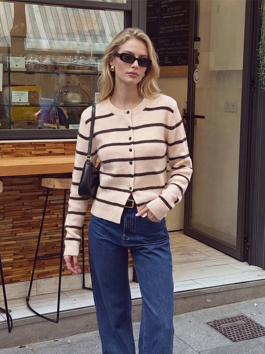 Cardigan Rajut Garis-Garis Vintage Minimalis, Dasar Beige dengan Garis-Garis Horizontal Cokelat Tua, Tekstur Ribbed Vertikal di Seluruh Permukaan, Leher Bulat - Aprikot - View 1