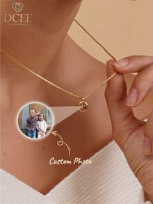 1 buah Kalung Proyeksi Manik Bulat Indah yang Disesuaikan dengan Desain Tersembunyi, Liontin dengan Chip Foto Mikro Terintegrasi untuk Membawa Kenangan Anda, Pengerjaan Berlapis Emas Tahan Lama dan Tahan Pudar, Rantai Kotak Halus Ringan dan Nyaman di Leher, Serbaguna dan Abadi untuk Pemakaian Sehari-hari. Gaya Keseluruhan Minimalis dan Sederhana, Dapat Disesuaikan dengan Gambar Keluarga, Pasangan, atau Hewan Peliharaan, Cocok untuk Hadiah Ulang Tahun dan Hari Ibu. Desain Romantis yang Elegan untuk Selera Khusus. - Gaya 3 - View 3