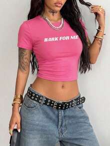 Women's Y2K Streetwear "Bark Call Me" Pattern Crop Top - Black Geometric Crew Neck Short Sleeve Shirt, Bold Print, Unique Shirt, Women's Top - 玫紅色 - 查看 2