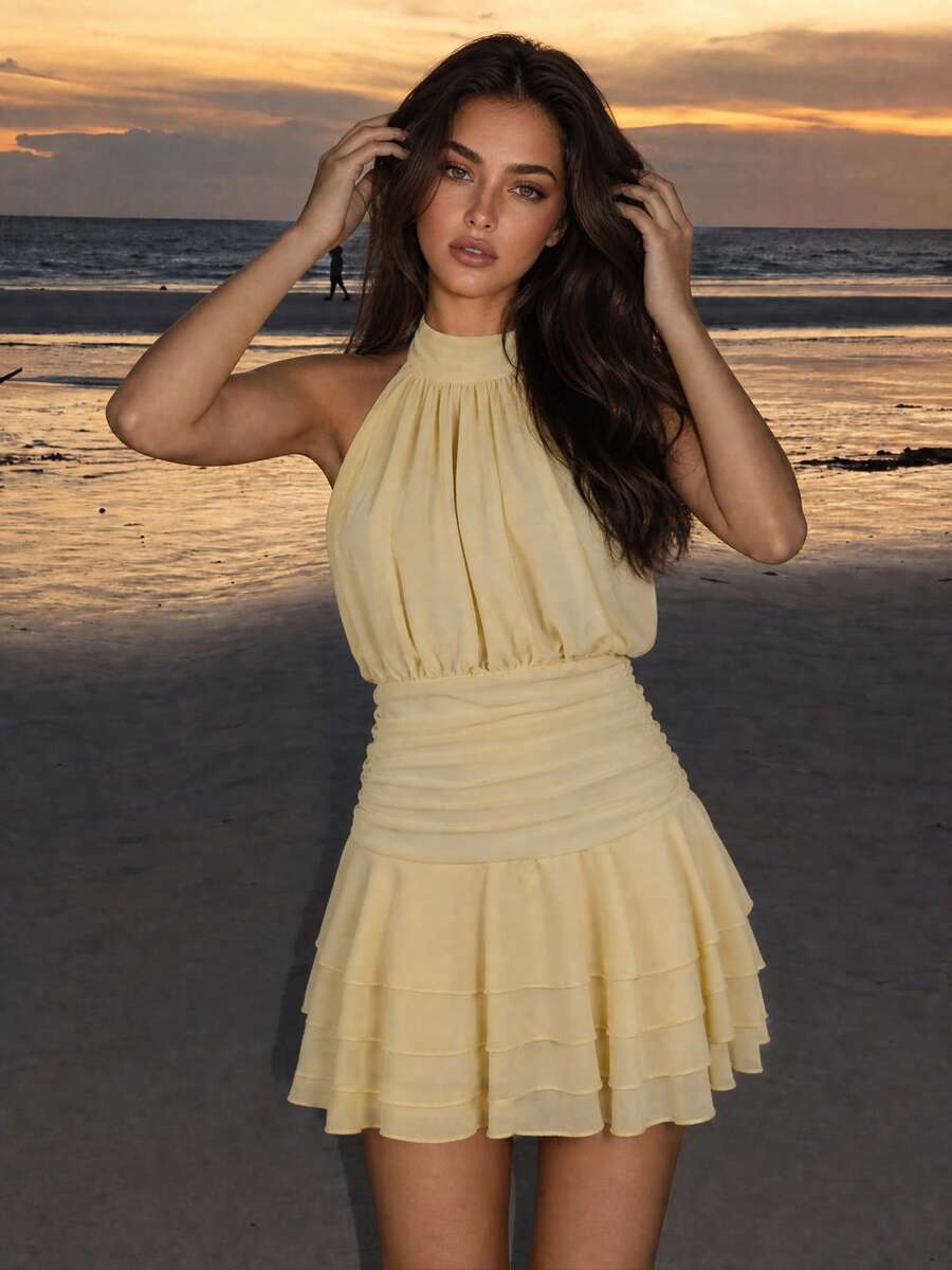 Elegante vestido mini amarillo con cuello halter, espalda descubierta, fruncido y bajo con volantes en capas - Boda, fiesta de cóctel, otoño - Amarillo claro - Ver 1