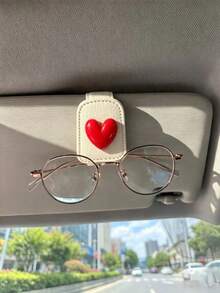 Clipe de Óculos de Moda para Carro com Coração Vermelho Doce & Fresco, Suporte de Óculos de Moda com Visor Solar de Couro Antiderrapante, Decoração de Interior de Carro Altamente Atraente - Coração - Visão 10