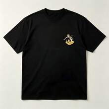 Lässiges T-Shirt aus 100 % Baumwolle, lockere Passform, handgezeichneter Grafikdruck eines jungen Mannes auf dem Rücken mit einem goldenen Blitz und einer - Schwarz - Übersicht 3