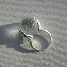 1pc Women's Creative Luxury Hands Holding Moon Ball Index Finger Ring, Open Adjustable, Unique Niche Crystal Rhinestone Embellished "Hold You In My Hands" Ring - Moon Ring In Hand - View 3