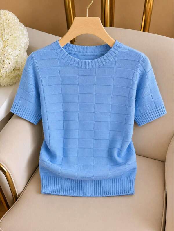 Blusa Feminina Tricot Manga Curta Texturizada Quadriculada Xadrez Gola Canoa Casual Elegante