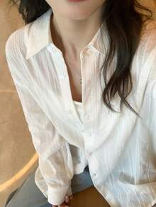 女款條紋長袖襯衫，微透防曬紋理休閒優雅上衣 - 白色 - 查看 2