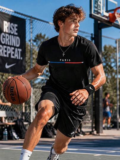 Conjunto de dos piezas para hombre: playera de cuello redondo + shorts, con estampado gráfico popular, ideal para looks casuales urbanos de estilo streetwear en verano.
