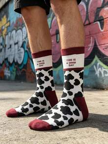 1 Pair Men's Black & White Cow Print With Burgundy Contrast Letter Mid-Calf Socks, Street Style, Suitable For Daily Wear/Skateboarding/Holiday Gift - Multicolor - View 3