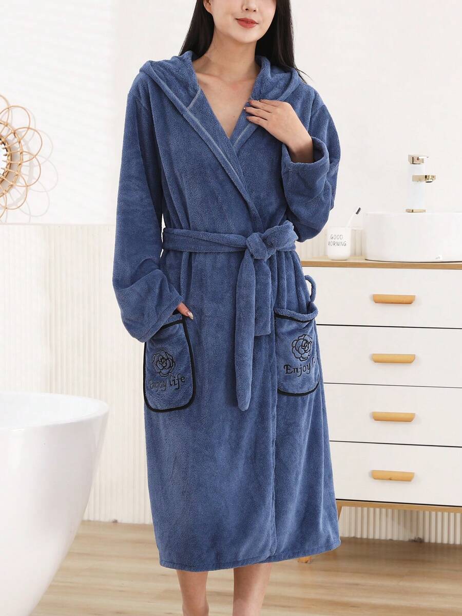 1件女款珊瑚絨刺繡法蘭絨長款連帽睡袍,玫瑰口袋、繫帶腰部、連帽領、長袖 - 寶藍色 - 查看 1