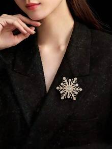 1pc Gold Full Rhinestone Snowflake Crystal Brooch For Women, Luxury High-End Suit Jacket Coat Decorative Pin, Autumn/Winter Commute Party Outfit Lapel Pin, Christmas New Year Gift Jewelry, Vintage Rhinestone Snowflake Design Clothing Brooch, Can Be Used To Decorate Scarves, Hats, Shawls, Sweaters And Cardigans - Multicolor - View 7