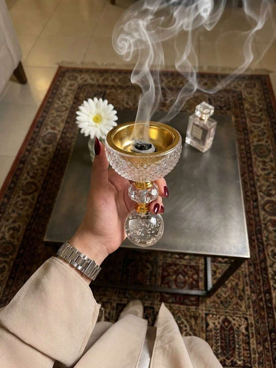 一套优雅的镂空铁艺香炉，带盖，既可作香薰炉，又可作装饰品。适合家居装饰，如卧室、客厅（可作中心摆设）、办公室、瑜伽室和派对，营造优雅氛围。也适用于寺庙装饰。是节日、返校、毕业或送给女性的理想礼物。