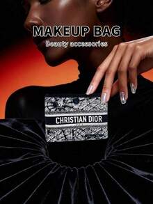 Dior 女款巴黎城市地圖收納包，黑白圖案設計，小巧精緻，適合日常收納，按扣開合，可收納硬幣、卡片與眼影保護蓋，個性化通勤手提包 - 黑與白 - 查看 6