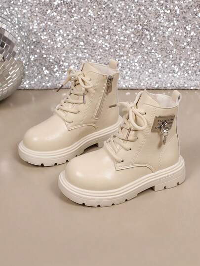 1 Pasang Sepatu Bot Anak-Anak Warna Beige dengan Hiasan Label Logam Lucu, Bahan PU Premium, Resleting Samping, Tali, dan Sol Tebal untuk Anak Usia 3-14 Tahun, Cocok untuk Semua Musim, Perjalanan Luar Ruangan, Perjalanan Sekolah, dan Pakaian Kampus Saat Kembali ke Sekolah, Sepatu Bot Setinggi Mata Kaki Anak-Anak