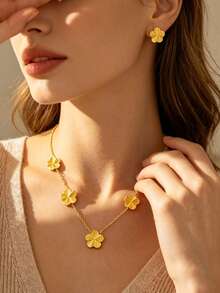 Minimalist Stainless Steel Butterfly Pendant Necklace For Women, Suitable For Daily Wear/Commuting - Yellow Gold - View 4