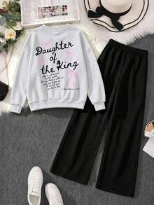 Bộ 2 món cho bé gái tuổi teen gồm áo nỉ cổ tròn có nơ và in chữ tiếng Anh, phối cùng quần ống rộng đơn giản phong cách thường ngày, thoải mái cho mùa thu/đông - Màu Xám nhạt - Xem 3