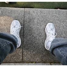 Retro Silver-White Runners With Breathable Mesh. Lightweight Cushion For City Commute. Y2K Unisex Style Ideal For Couples. - 銀白色 - 查看 1