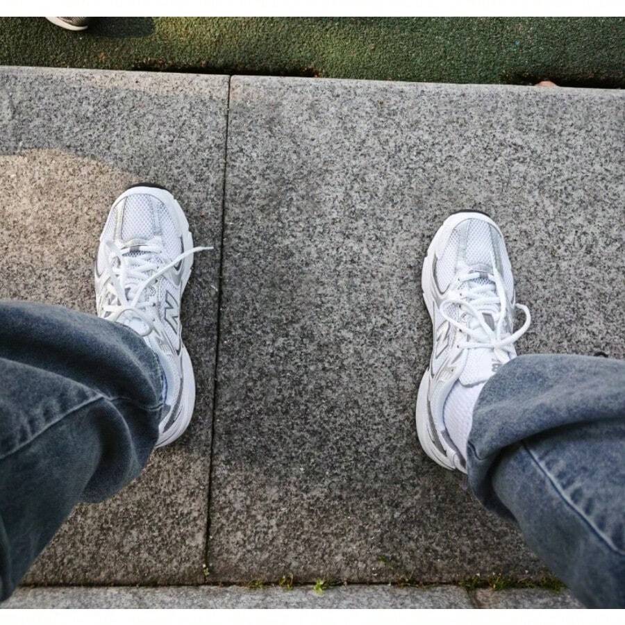 Retro Silver-White Runners With Breathable Mesh. Lightweight Cushion For City Commute. Y2K Unisex Style Ideal For Couples. - 銀白色 - 查看 1