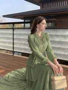 فستان نسائي جديد بلون موحد أنيق بياقة صغيرة واقفة وأكمام طويلة وتصميم كشكشة متعددة الطبقات عصري فاخر بتأثير تنحيف وقصة واسعة - أخضر - مشاهدة 6