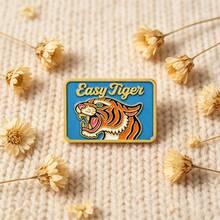 復古 Easy Tiger 琺瑯別針,復古咆哮虎領章徽章,金邊裝飾胸針,適合夾克與背包,酷炫動物配件禮物,男女適用 - 藍色 - 查看 5