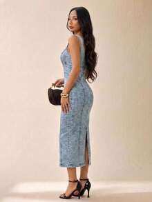 Vestido de mezclilla midi, ajustado, hombros descubiertos y cuello cuadrado - azul claro lavado - Ver 2