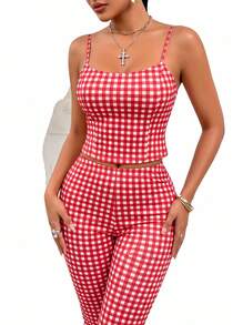 Blazique Setelan Dua Potong Motif Kotak-kotak Elegan dengan Rumbai - Atasan Crop Top Tali Bahu Tipis dan Celana 3/4 untuk Wanita, Warna Merah untuk Pesta Kasual - Merah - View 1