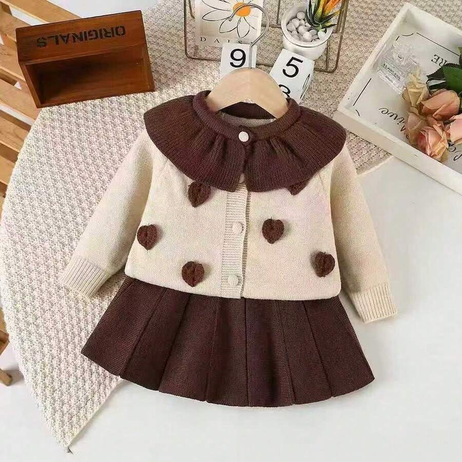 WUHUANG YIYI 2pcs Setelan Anak Perempuan: Kardigan dan Rok Kerah Warna Polos Buatan Tangan dengan Dekorasi Hati 3D, Pakaian Kasual untuk Musim Gugur/Dingin - Krem - View 1