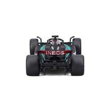 Burago Escala 1:43 2024 Mercedes-AMG Petronas F1 W15 Modelo de Coche de Carreras de Equipo, Piloto #63 George Russell, Caja con Ventana, 12.5cm, Negro & Plata (18-38208R) - F1 W15 #63 - Ver 4