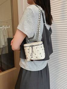 1PC Mini Embroidered PU Square Box Crossbody Bag, Rhinestone Chain Accessory, PU Thin Crossbody Strap, Sweet Girl Style Daily Storage Bag; Quilted PU Square Box Handbag Mini Crossbody Bag; Sweet Girl Asymmetric Neck Bag; Diamond Leather Chain Bucket Bag, Mini Size, Handheld And Crossbody, Makeup Bag - Beige - View 5