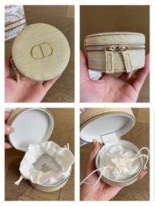 Dior Túi đựng mỹ phẩm hình tròn có khóa kéo màu trắng kem vân nổi, túi đựng mỹ phẩm mini cứng cáp, túi đựng son môi, phấn nước và trang sức, túi đựng đồ tiện lợi cho đi làm, đi chơi, du lịch ngắn ngày, quà tặng sinh nhật và lễ tết cho bạn thân - Vàng - Xem 6