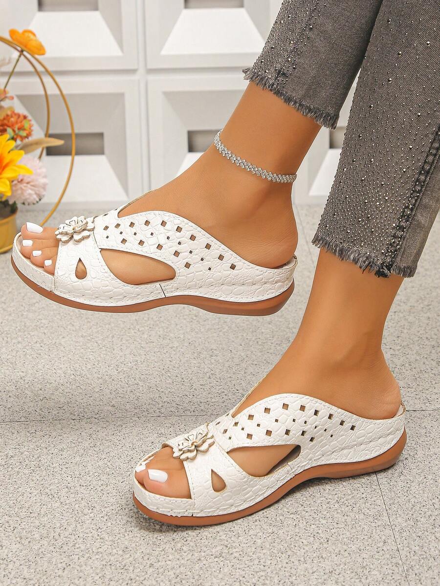 Sandal Wanita Model Terbaru Musim Panas dengan Hak Wedges, Ujung Lancip, Sol Tebal, Warna Putih, Desain Rivet Berongga yang Modis, Cocok untuk Dipakai di Pantai dan Liburan - buaya putih - View 1