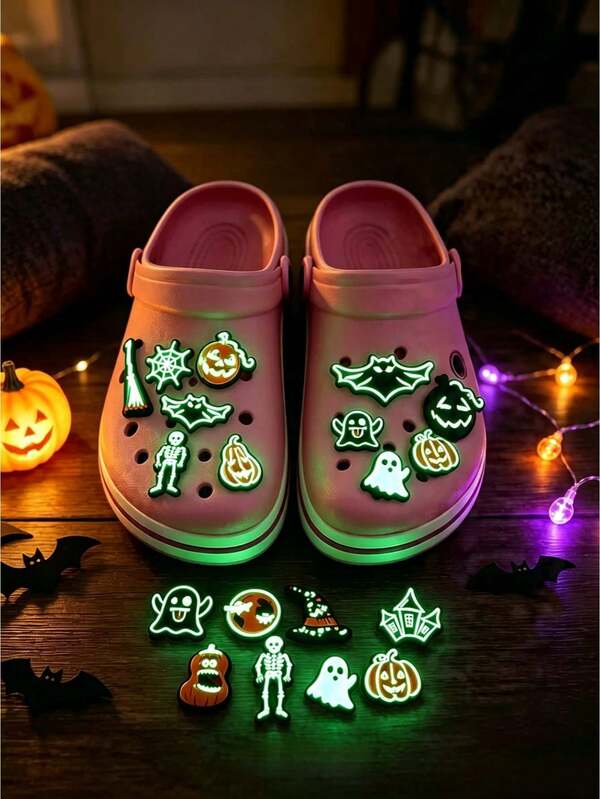6 piezas/12 piezas Encantos de zapatos que brillan en la oscuridad para fiesta de Halloween, hechos de material de goma PVC suave, absorben la luz durante 2 horas para un mejor efecto de brillo, adecuados para decoración del hogar, Halloween, regalos de fiesta, regalos de cumpleaños, compatibles con zapatillas, zapatos de lona, zuecos, zapatos de baloncesto, zapatos de entrenamiento, zapatos de correr y otros tipos de zapatos. Unisex, especialmente adecuados como regalos de fiesta de cumpleaños o regalos de vuelta a la escuela. El color y estilo del producto se emparejan al azar, las imágenes son solo para referencia, el producto real puede variar.