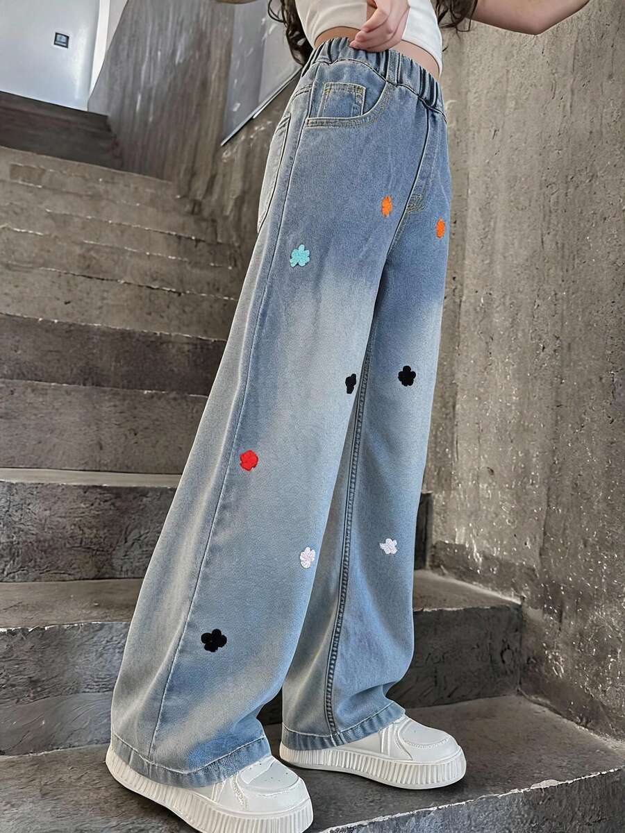 四季少女小愛心刺繡牛仔寬腿長褲，鬆緊腰設計無腹部壓力，搭配簡約白色T恤即刻營造校園清新感，搭配襯衫展現街頭酷甜風，適合校園穿著、戶外活動與日常，8至12歲