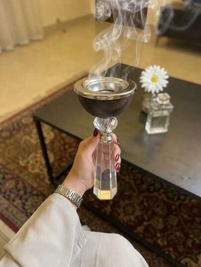 1套精緻鏤空鐵製香爐附蓋，香薰爐兼裝飾品，適合臥室、客廳（作為中心裝飾）、辦公室、瑜伽工作室和派對等家居裝飾，營造優雅氛圍，亦適用於寺廟裝飾，是節日、開學、畢業或送給女性的理想禮物