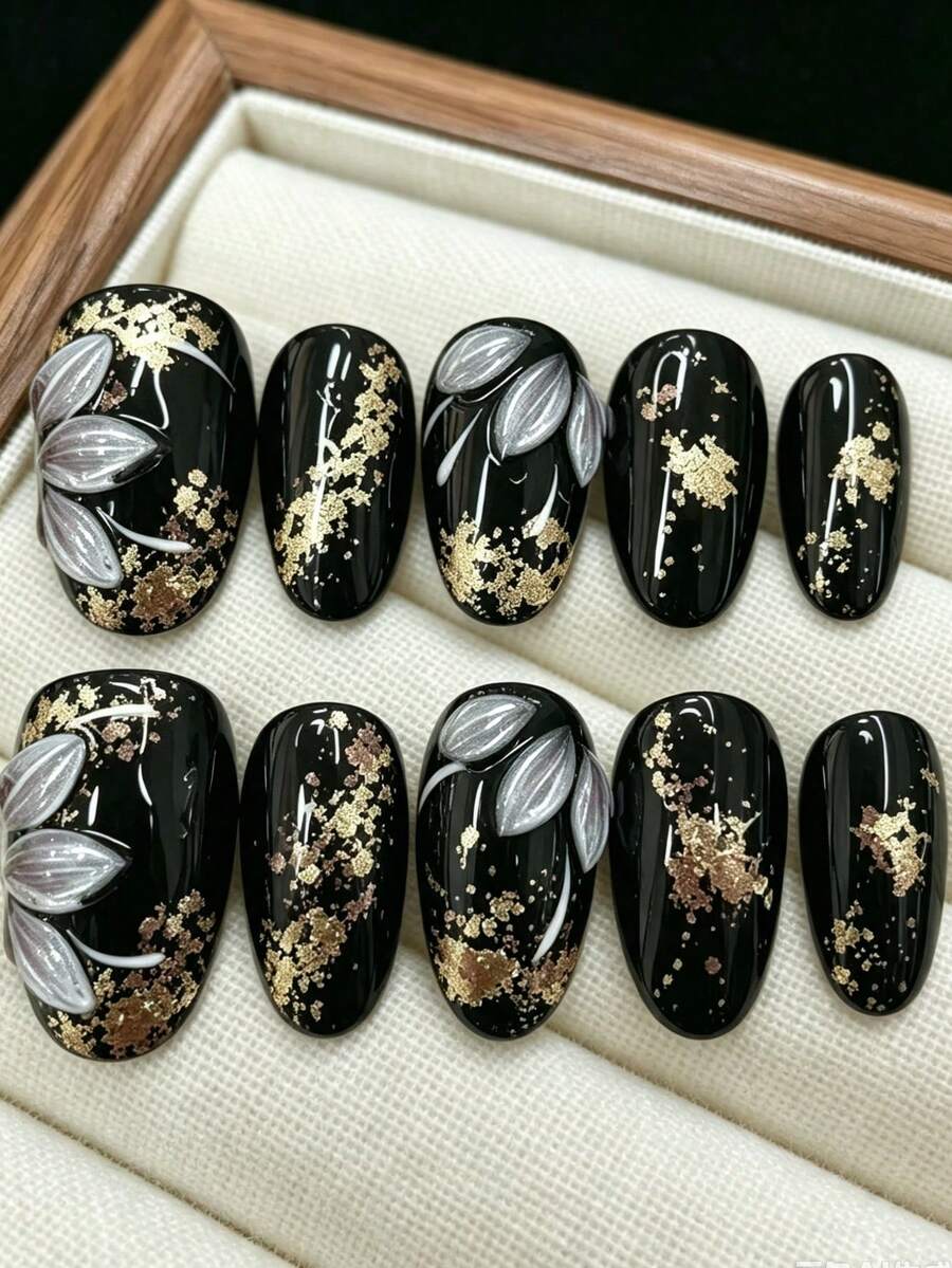 qihangxin 10片手工穿戴甲 短款 酷黑底金箔指甲 手繪白色花朵設計 短橢圓百搭假指甲 萬聖節指甲 黑色指甲 橢圓指甲 秋季指甲 附贈工具組 適合日常佩戴與節日禮物